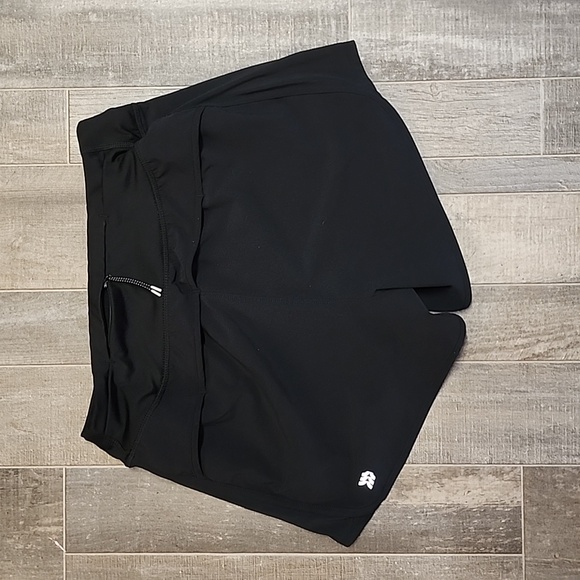 In motion workout shorts - Picture 3 of 9